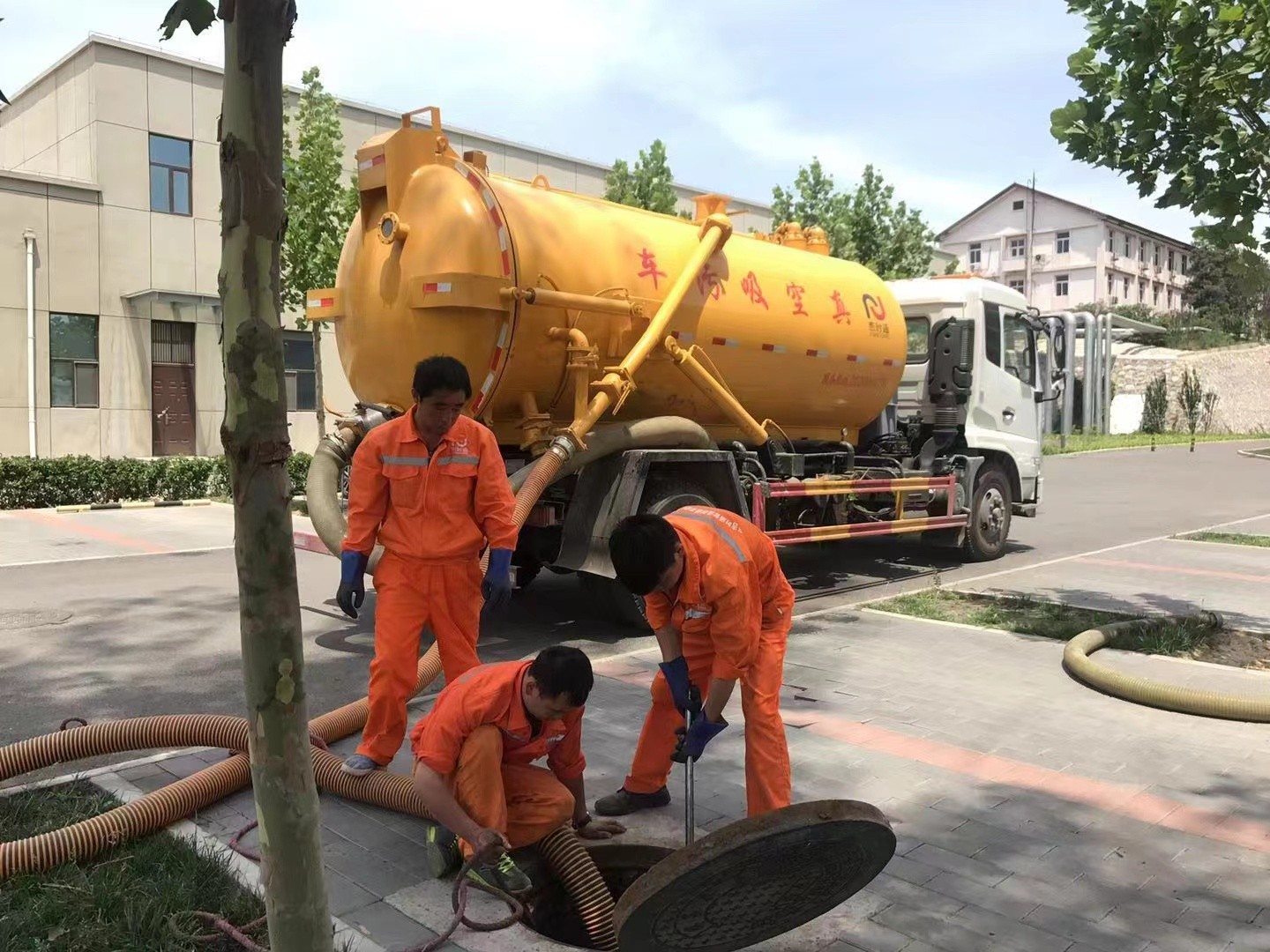 滨海管道疏通车停在窨井附近