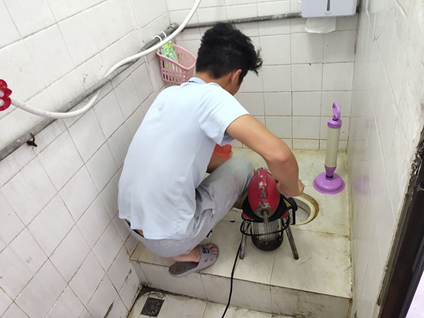 滨海管道堵塞冒臭气 专业师傅现场解决问题
