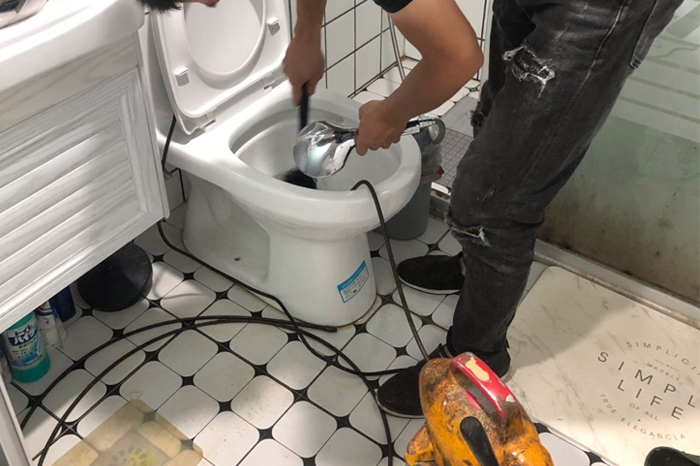 滨海马桶堵塞自己疏通还是找师傅？专业上门服务让你省时更省心