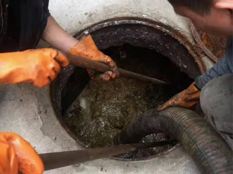 滨海清理化粪池时如何避免沼气的危害？